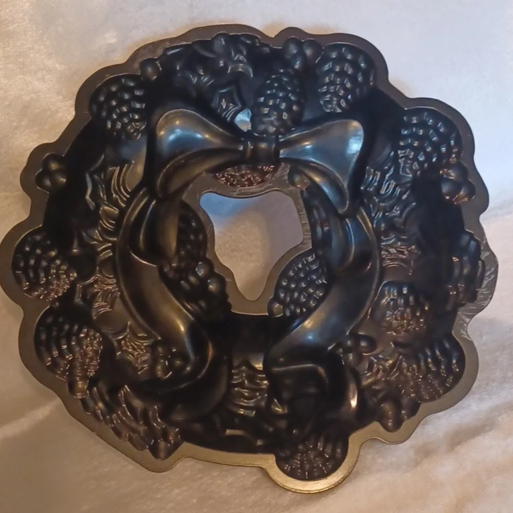 Nordic Ware bundle cake pan Christmas wreath cast aluminum